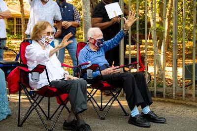 Jimmy-Carter-andd-his-wife-Rosalyn-wave-to-birthday-wishers-.jpg