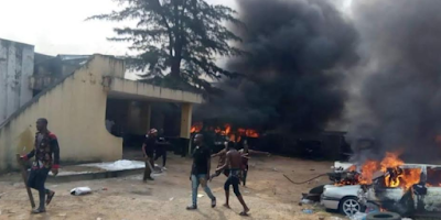 Policeman%2Bdies%252C%2Bstation%2Bburnt%2Bas%2Bhoodlums%252C%2Bsecurity%2Bagents%2Bclash%2Bin%2BAba.png