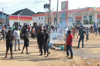 Protesters-cooking-on-the-road-in-Edo.jpg