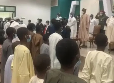President%2BBuhari%2Bmeets%2BKankara%2Bschoolboys.jpg