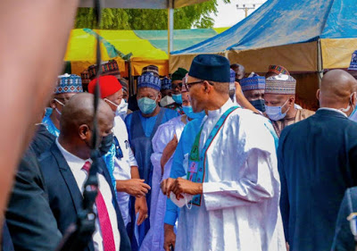 Covid-19%2BBuhari%2Bviolates%2Bhis%2Border%2Bon%2Bphysical%2Bdistance%252C%2Bmask%2B%255BPhotos%255D.jpeg