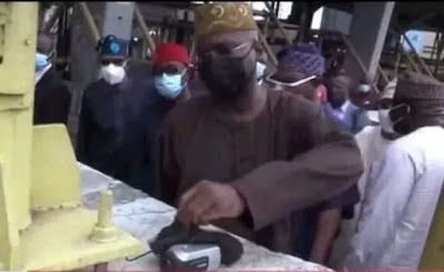 Fashola-discovering-a-camcorder--e1603731582204.jpg