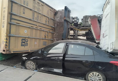 containers%2Bfall%2Bon%2Bcars%2Bin%2Blagos.png