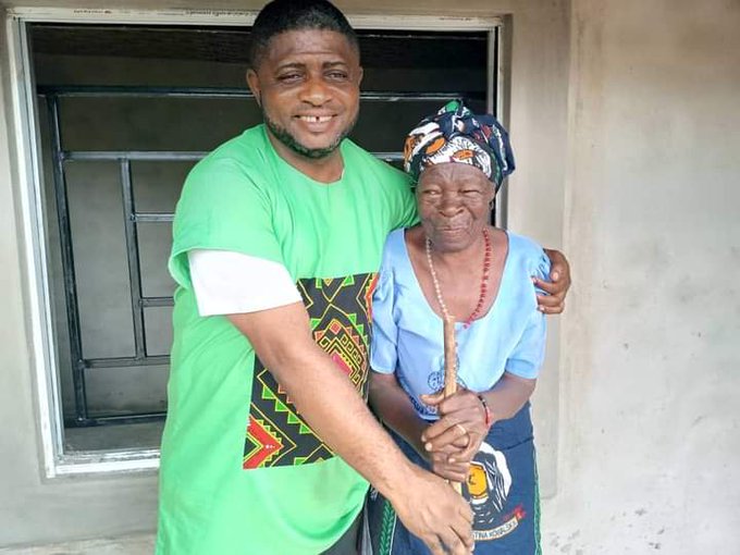 Rev.-Fr-Mfa-Mdooyonga-Solomon-with-the-old-woman-