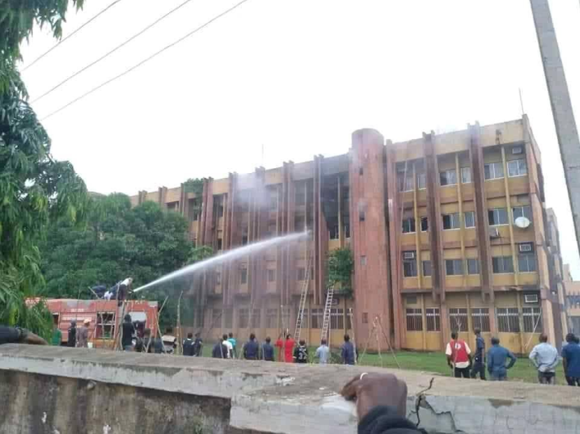 Video Federal Secretariat, Asaba on fire