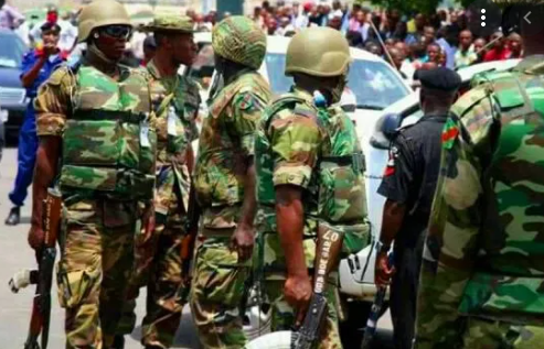 soldiers have stormed a police station in the Obelawo area of Osogbo, Osun State11 Soldiers engage policemen in brawl to free detained colleague
