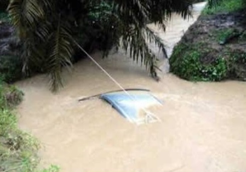 Two Die, Five Drown As Vehicle Plunges Into River In Bauchi Vehicle Plunges Into River In Bauchi
