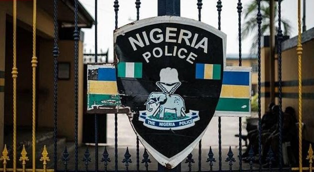 Angry residents storm police station after robbers attacked two banks, kill man in Osun 1 Angry residents storm police station after robbers attacked two banks, kill man in Osun