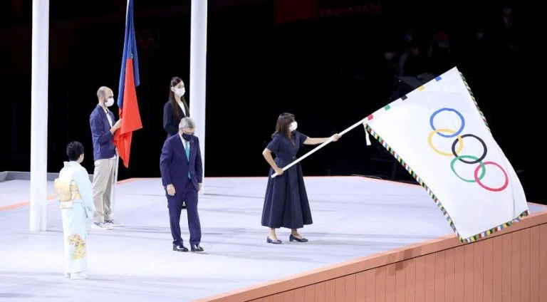 Flag-passed-to-Paris-for-2024-Olympics-768x424