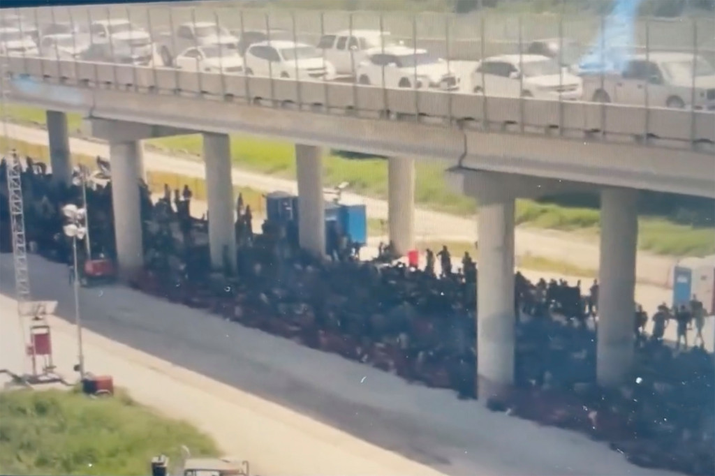 Nearly a thousand illegal immigrants held under a bridge in Texas Nearly a thousand illegal immigrants held under a bridge in Texas