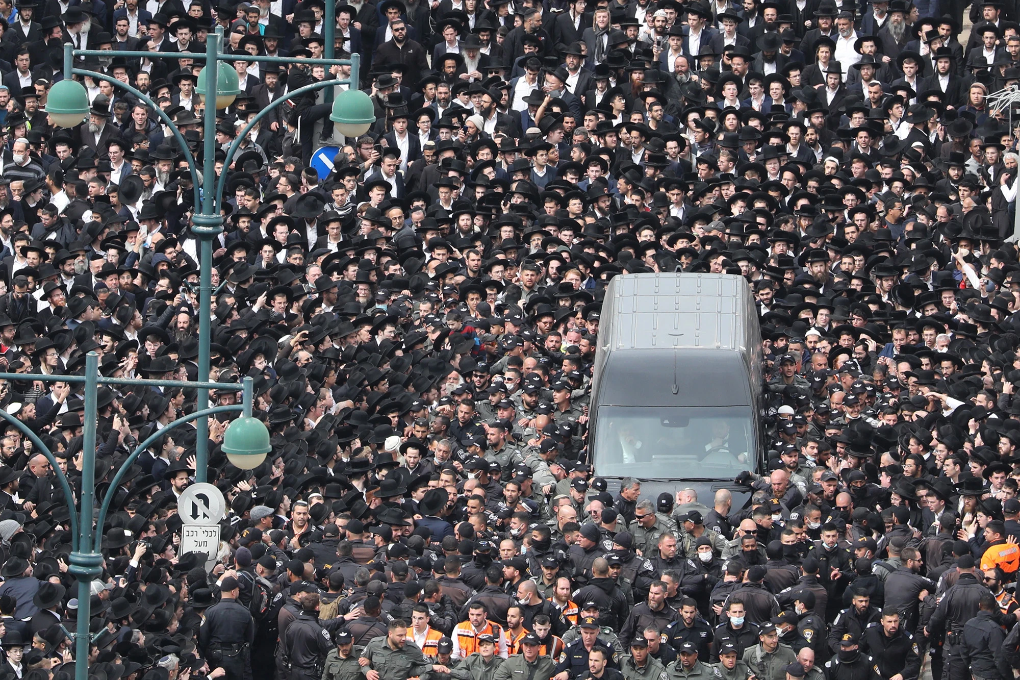 Rabbi’s Funeral Is One Of Israel’s Largest Gathering In History As Half A Million Mourners Turn Out1 Rabbi’s Funeral Is One Of Israel’s Largest Gathering In History As Half A Million Mourners Turn Out