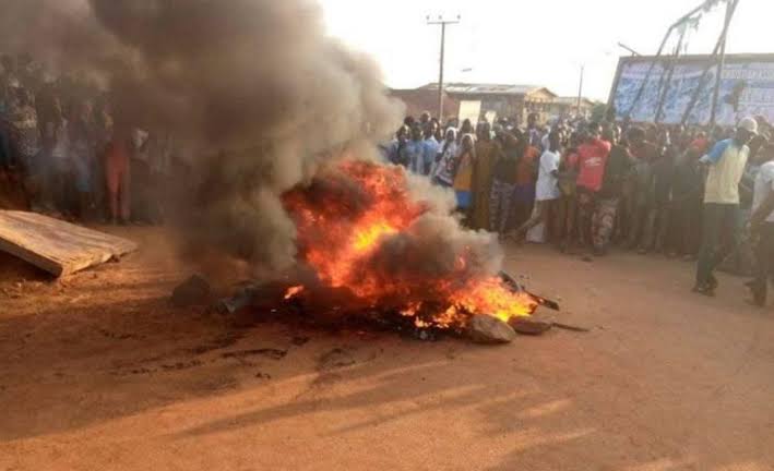 Mob Sets 3 Ablaze In Anambra For Handbag Snatching