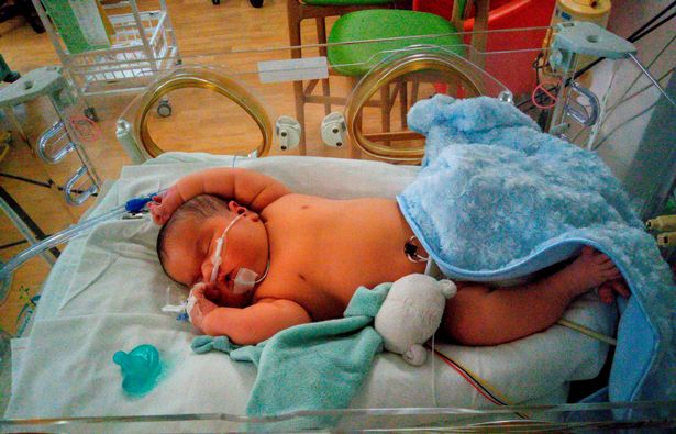 Britain's Third-Largest Baby Born Weighing More Than A Stone Already Loves Porridge1 Britain's Third-Largest Baby Born Weighing More Than A Stone Already Loves Porridge