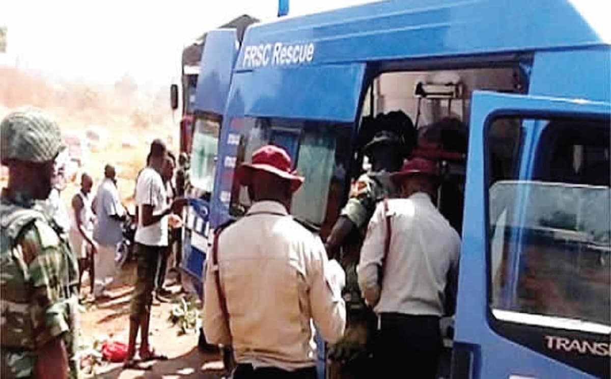 Seven die as speeding bus rams into truck on Lagos-Ibadan expressway1 Seven die as speeding bus rams into truck on Lagos-Ibadan expressway