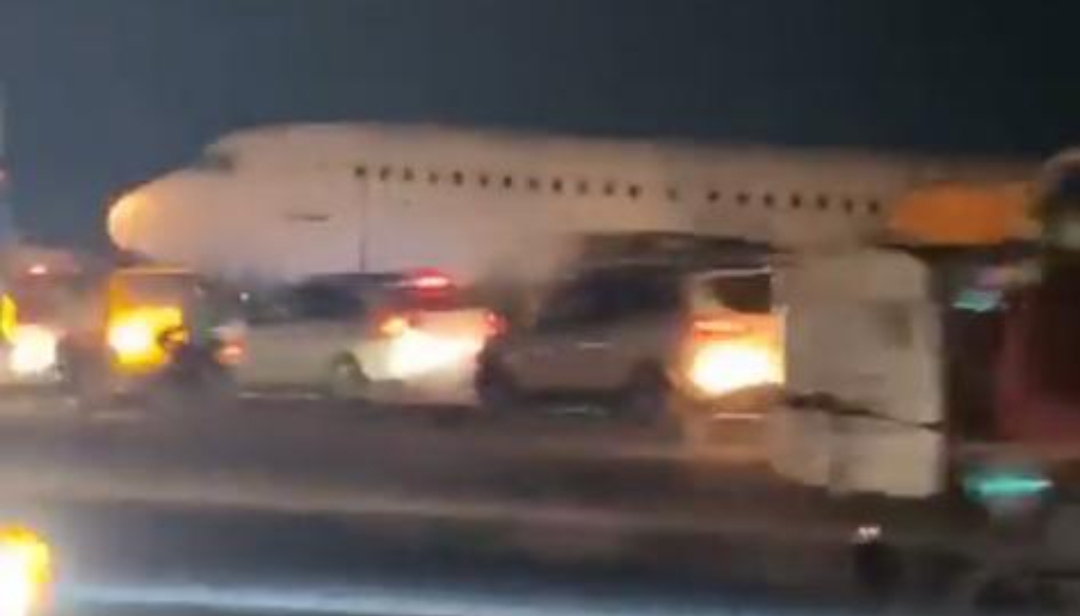 Huge Traffic As Plane Reportedly Crash Lands In Ikeja Huge Traffic As Plane Reportedly Crash Lands In Ikeja