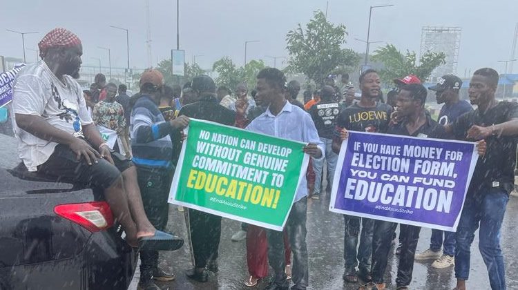Students Target Apapa Port After Airport Road Blockade Students Target Apapa Port After Airport Road Blockade