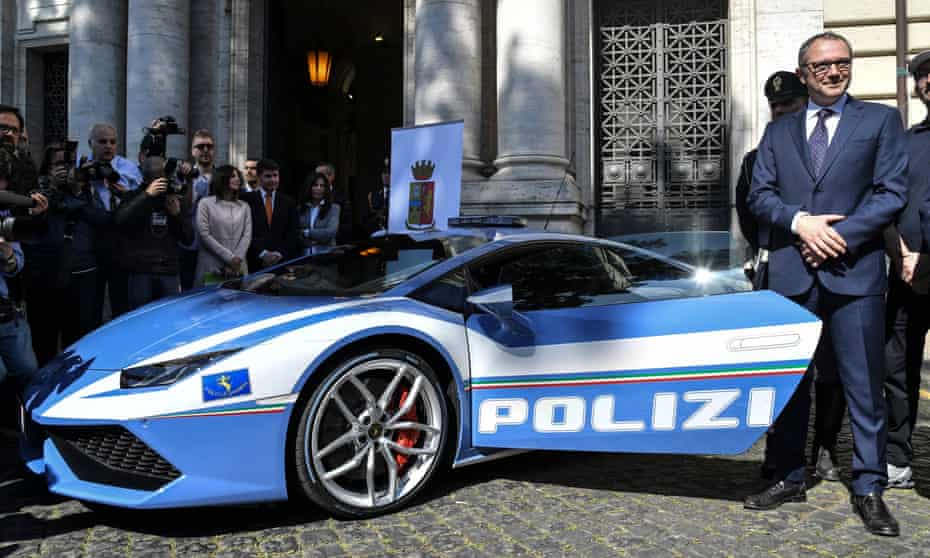 Italian police use Lamborghini to deliver kidneys to transplant patients Italian police use Lamborghini to deliver kidneys to transplant patients