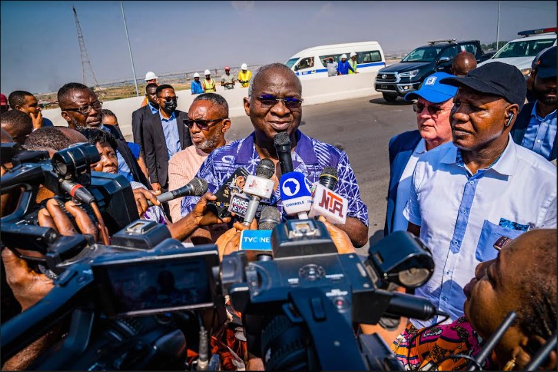 Fashola inspects Second Niger Bridge