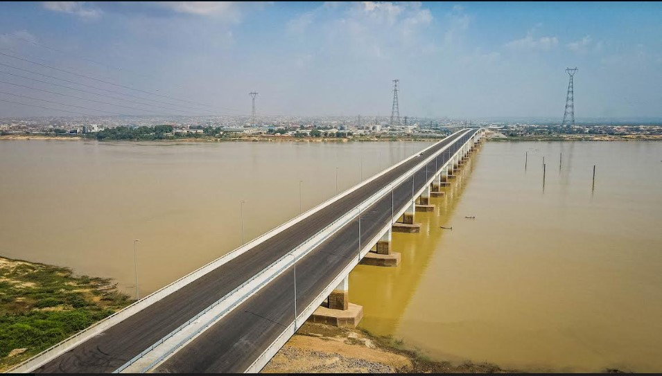 Fashola inspects Second Niger Bridge
