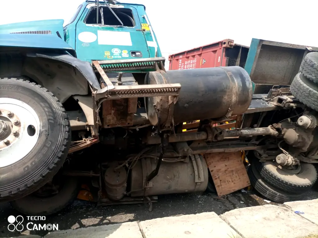 Many feared dead as 40-feet containers fall on cars in Lagos
