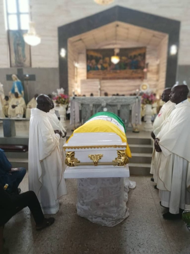 The remains of Reverend Father Isaac Achi of St. Peters and Paul Catholic Church in Kafin-Koro, Paikoro Local Government Area of Niger State, who was burnt to death by gunmen, have been buried at the St Michael Catholic Cemetery in Bosso, Local Government Areas of the state. Over 500 Catholic priests from within and outside Nigeria thronged the St Michael’s Catholic Cathedral Church Minna to bid farewell to the late cleric in overcrowded final funeral rites. The priest was set ablaze in his residence when the bandits could not gain access to the parish house last Sunday, while his assistant, Fr. Collins was shot while trying to escape. Reverend Father Achi was the CAN coordinator of Paikoro Local Government Area, and the Dean and Parish Priest of St. Peter and Paul Catholic Church Kaffin-Koro in Minna Diocese.