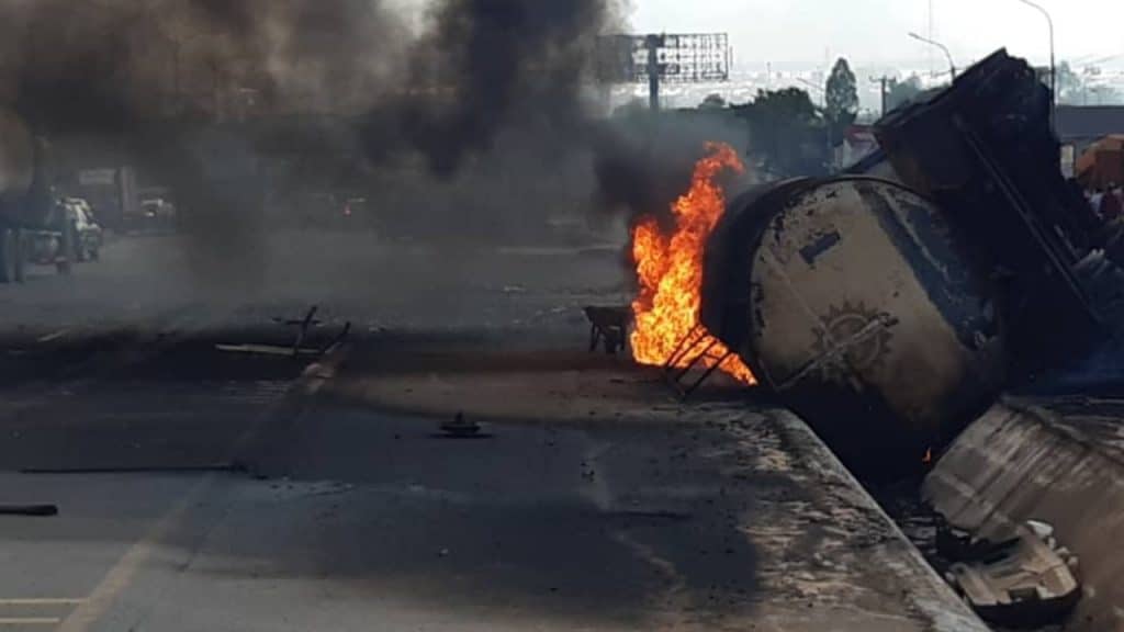 Tanker explodes on Lagos-Ibadan highway, traffic diverted Tanker explodes on Lagos-Ibadan highway, traffic diverted