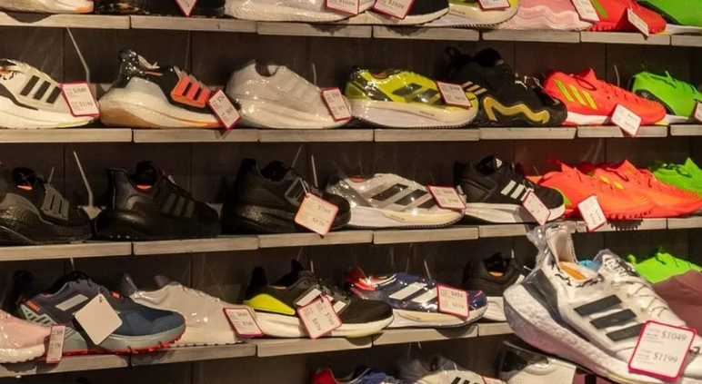 Thieves steal 200 sneakers… but all for the right foot 1 sneakers