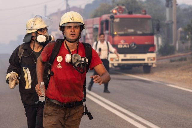 20230724afde6c2a0a0844e2807ffe4f5158dcbc_CbsbeeE007003_20230724_CBMFN0A003ladunliadisnews.com_ Wildfires continue to eat up Greece's Island