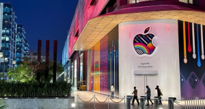 Apple hits $3trn market value Apple removes Whatsapp and Thread from app store