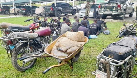 Army arrests 12 suspected oil thieves oil thieves, rivers state