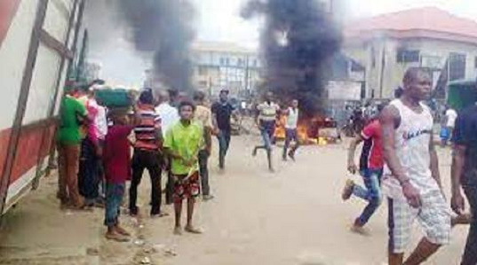 Mob set phone thief ablaze as ODESHI works for victim. Mob set phone thief ablaze