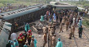 Pakistan passenger train derails, kills 30 Pakistan passenger train derails, kills 30