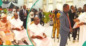 DSS blocks Deputy Gov. Shaibu from greeting Obaseki in church DSS blocks Deputy Gov. Shaibu from greeting Obaseki in church