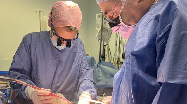 Miss-Quiroga-left-and-Mr-Smith-operating-720x400-1ladunliadisnews.com_ UK carries out first-ever womb transplant
