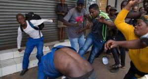 Mob beats robbery suspect with toy gun to death Mob beats robbery suspect with toy gun to death