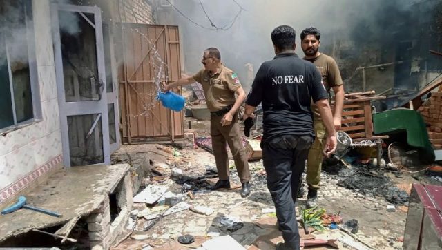 Pakistan: Mob burns churches, attacks Christians 