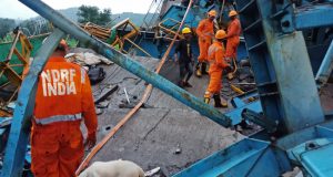 Crane crushes 20 construction workers to death Crane crushes 20 construction workers to death