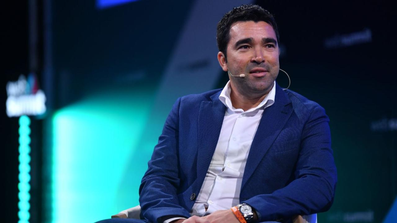 Deco confirmed as Barcelona's new sporting director