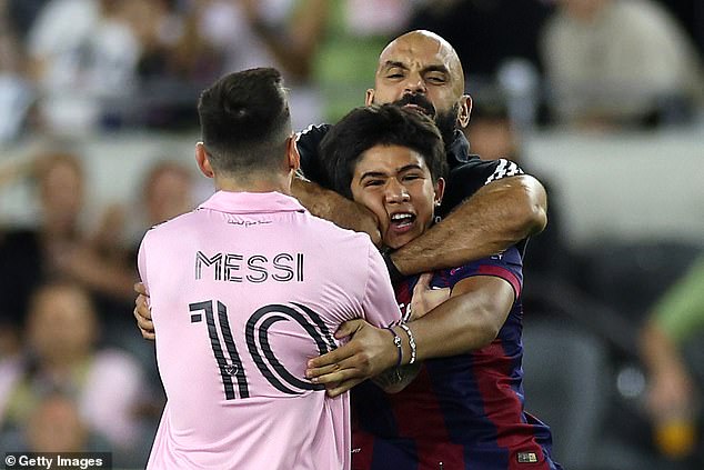 Messi's bodyguard grabs invader by NECK