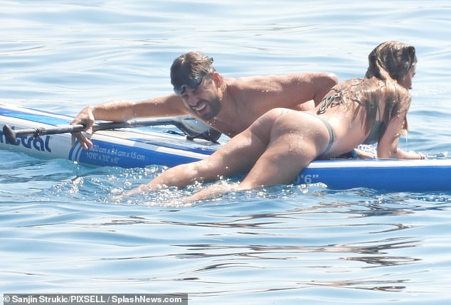 Gerard Pique enjoys romantic getaway with girlfriend

