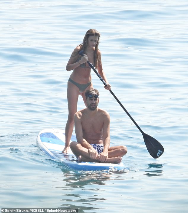 Gerard Pique enjoys romantic getaway with girlfriend

