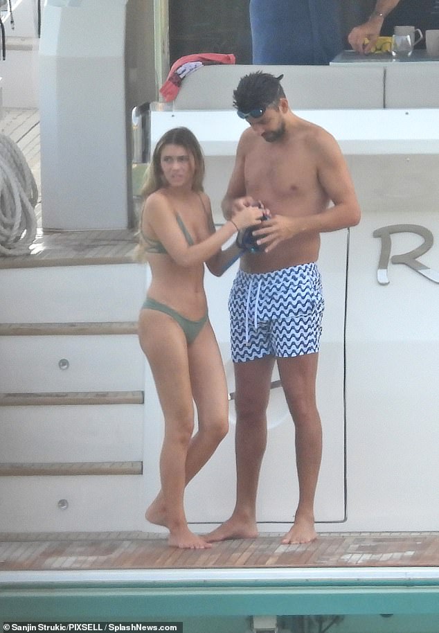 Gerard Pique enjoys romantic getaway with girlfriend

