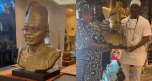 Dayo Amusa honours KWAM 1 with a statue Dayo Amusa honours KWAM 1 with a statue