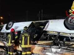 21 die as bus plunges from bridge in Italy