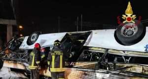 21 die as bus plunges from bridge in Italy 21 die as bus plunges from bridge in Italy
