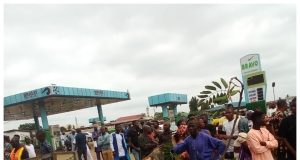 Fallen tree kills two, injures 10 in Kwara state Fallen tree kills two, injures 10 in Kwara