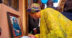 Remi Tinubu visits Lagos GAC chairman, Tajudeen Olusi over demise of wife Remi Tinubu visits Lagos GAC chairman, Tajudeen Olusi over demise of wife