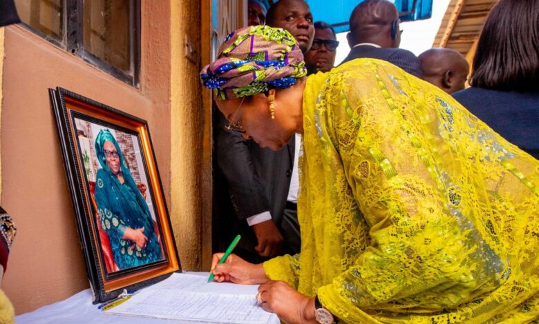 Remi Tinubu visits Lagos GAC chairman, Tajudeen Olusi over demise of wife