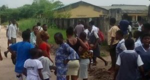 One teacher d!es as parent storm school to flog teachers in Delta One teacher d!es as parent storm school to flogs teachers in Delta