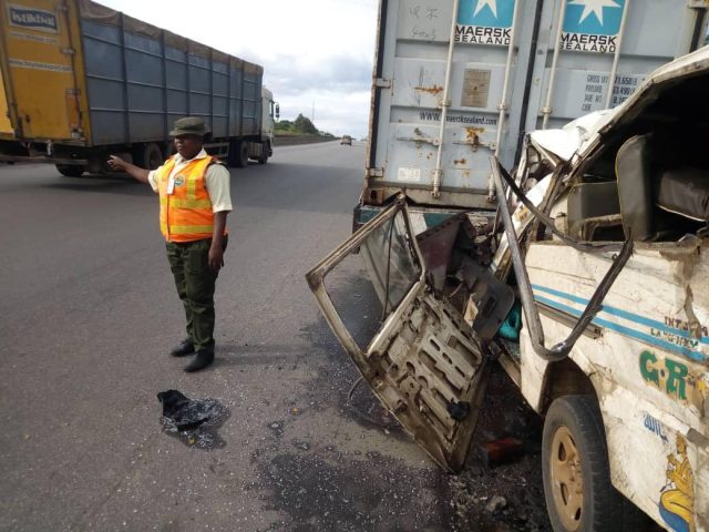 Bus rams into truck in Lagos, kills 3